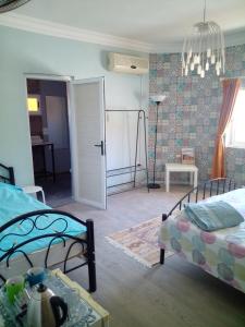 ein Schlafzimmer mit 2 Betten und ein Zimmer mit einer Tür in der Unterkunft The Little B&B on the Hill in Wadi Musa