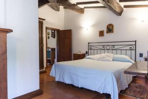 Castelfranco di Sopraにあるcasastagiのベッドルーム1室(大型ベッド1台付)