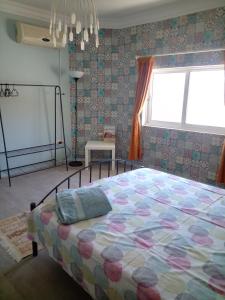 ein Schlafzimmer mit einem großen Bett in einem Zimmer in der Unterkunft The Little B&B on the Hill in Wadi Musa