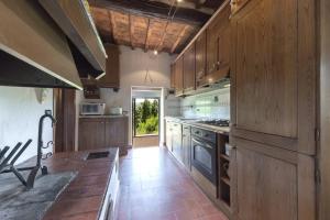 una cucina con armadi in legno e piano cottura. di casastagi a Castelfranco di Sopra