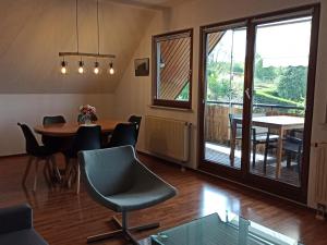 d'une salle à manger avec une table et des chaises. dans l'établissement Wohnung mit Spielplatz, Kaninchen und Whirlpool, à Grafenhausen