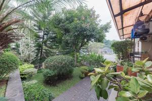 um jardim com plantas e árvores e um passadiço em KoolKost near BTC Fashion Mall 2 - Minimum Stay 30 Nights em Bandung