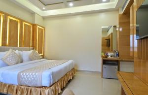 a bedroom with a large bed in a room at Hotel Gold Palace - 03 Mins Walk From New Delhi Railway Station in New Delhi