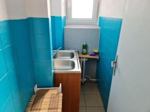 Elle comprend une petite salle de bains pourvue d'un lavabo et d'une fenêtre. dans l'établissement Fantastic - NS54 Room P, à Varsovie