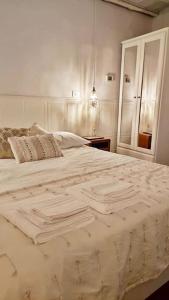 Postel nebo postele na pokoji v ubytování Suite Farnese "La Luisella" - Grazioso appartamento storico adiacente a Palazzo Farnese + 23 fotografií
