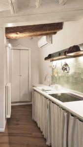 a kitchen with a sink and a counter top at Suite Farnese "La Luisella" - Grazioso appartamento storico adiacente a Palazzo Farnese in Caprarola