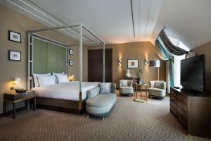 una camera d'albergo con letto e TV di Hilton Vienna Plaza a Vienna