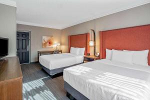 南舊金山的住宿－舊金山機場北拉金塔套房酒店，酒店客房设有两张床和一台平面电视。