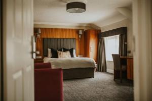 una camera d'albergo con letto e finestra di The Croft Hotel, BW Signature Collection a Darlington