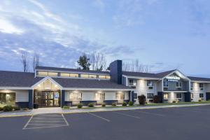 un bâtiment avec un parking en face de celui-ci dans l'établissement AmericInn by Wyndham Plover Stevens Point, à Plover