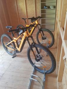 Una bicicleta estacionada en un stand en una habitación en Holiday Home Znojmo w/ Wellness & Wine, en Znojmo