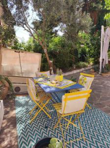 un tavolo e sedie seduti su un patio di La tana di Topolino a Imola