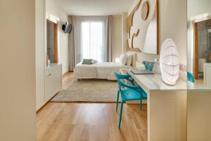 a living room with a desk and blue chairs at Best Western Plus Leone di Messapia Hotel & Conference in Lecce