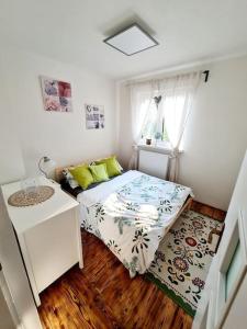 um pequeno quarto com uma cama e uma janela em Bohemian Paradise near Prague with Wellness em Řehenice