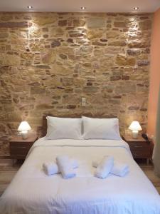 een slaapkamer met een bed met 2 kussens erop bij CityZen Rooms Chios in Chios