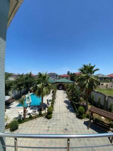 balcone con vista su un resort con piscina di Baku, Shagan Villa a Baku
