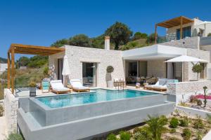 Bazén v ubytování Sun n Salt Private Villas nebo v jeho okolí