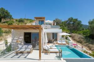 Bazén v ubytování Sun n Salt Private Villas nebo v jeho okolí