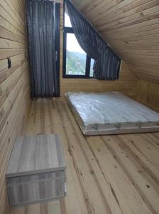 a bed and a bench in a room with a window at Erhan Usta Canlı Alabalık Tesisi in Trabzon