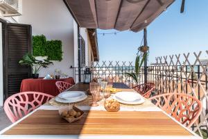 a table and chairs on a balcony with a view of the ocean at Gioiello Marino Holiday apt Tortoreto - Bike e Wi-Fi in Tortoreto Lido