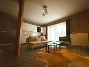een woonkamer met een bank en een tafel bij Centrum Residence in Ankara
