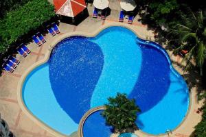 Elle offre une vue sur la grande piscine bordée de chaises. dans l'établissement Chic Design & Full Seaview 2BR Karon Condo 16C, near Beach, à Karon Beach