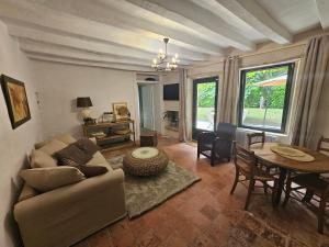 sala de estar con sofá y mesa en La Crocherie : Gîte des Elfes - Free Wifi & Smart TV, en Beaumont-Pied-de-Boeuf