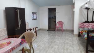 uma sala de estar com duas cadeiras e uma mesa em Tembewadda house em Canacona