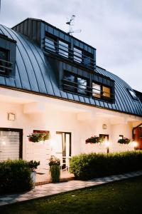 una casa con techo de cristal encima en Willa Plażowa, en Międzyzdroje