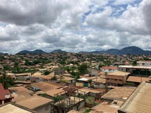vue d'une ville avec des bâtiments et des montagnes dans l'établissement LIEBE HOTEL, à Yaoundé