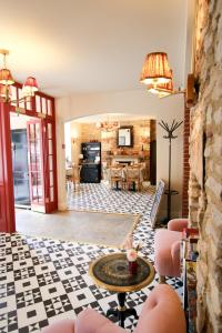 a living room with a table and a kitchen at Fleur de Lys Bampton in Bampton