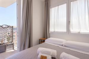 Lumiere Rooms - Eja Sardinia tesisinde bir odada yatak veya yataklar