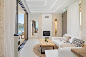 TV a/nebo společenská místnost v ubytování Sun n Salt Private Villas