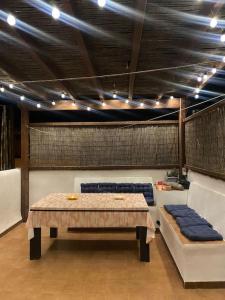 una sala de estar con una mesa y un sofá en Casa Mellis Aguamarga, en Agua Amarga