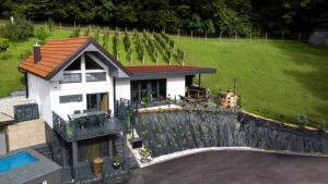 une vue aérienne sur une maison avec une clôture dans l'établissement Villa in the Vineyard with Pool, HotTub & Sauna, à Lendava