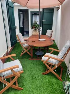 une terrasse avec une table, des chaises et un parasol dans l'établissement Dea Circe, à San Felice Circeo