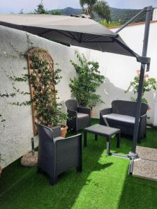patio con sedie, tavolo e ombrellone di Dea Circe a San Felice Circeo