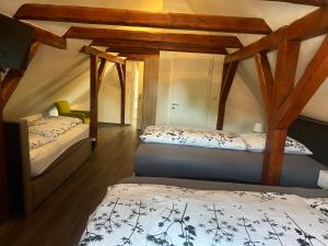 Duas camas num quarto com vigas de madeira em Casa Mexicana em Nienburg