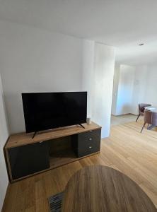 uma sala de estar com uma televisão de ecrã plano sobre uma mesa em Luxury Penthouse with seaview and parking em Zadar