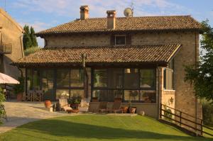 a house with a conservatory with a roof at Casale Al Solivo B&B in Castion Veronese