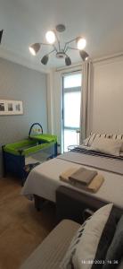 sypialnia z 2 łóżkami i zielonym stołem w obiekcie ZARAUTZ LOFT 1 w mieście Zarautz