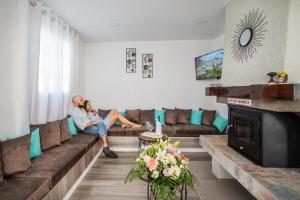 mężczyzna siedzący na kanapie w salonie w obiekcie Sweet Home Madeira w mieście Camacha