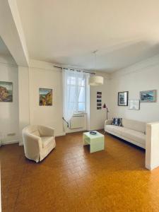 een woonkamer met een bank en een tafel bij La Casa dei Fiori in La Spezia