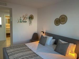 Säng eller sängar i ett rum på Heerlijk penthouse, dakterras met prachtig zeezicht, kingsize bed, zwembad, 700m van strand