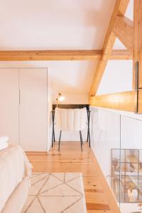 Un dormitorio con una cama y un comedor. en ORM - Cedofeita I Apartment, en Oporto