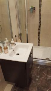 Bilik mandi di Apartment with Private Pool Sleeps 5