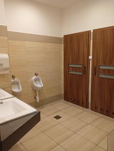 uma casa de banho com WC, lavatório e urinol em Hotel Romantyczny em Miedzyrzec Podlaski