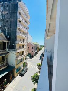 - une vue depuis le balcon d'un bâtiment dans l'établissement BIDV HOTEL CỬA LÒ, à Dong Quan