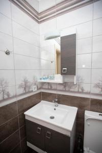 y baño con lavabo blanco y espejo. en Karacan Park Hotel en Dalaman