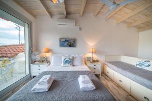 um quarto com uma cama e uma grande janela em Studio 2 δωματίων στο Μεριστό, κοντά στο λιμάνι em Egina